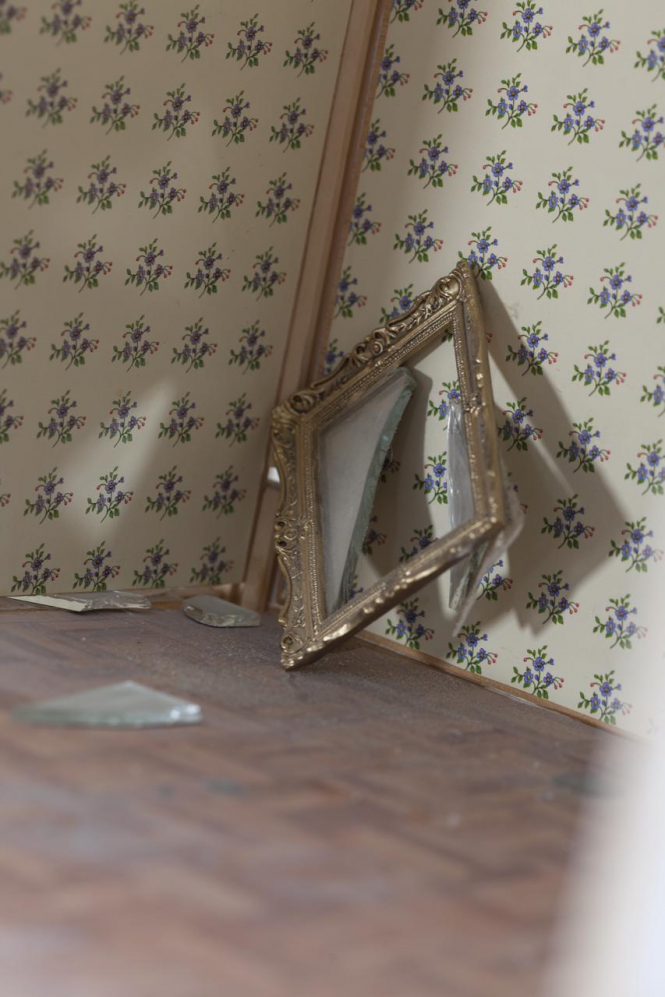Ein Kunstobjekte von Suscha Korte, zerbrochener Spiegel in Minaturhaus