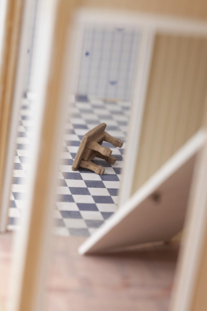 Ein Kunstobjekte von Suscha Korte, Holzschemel in miniatur Haus