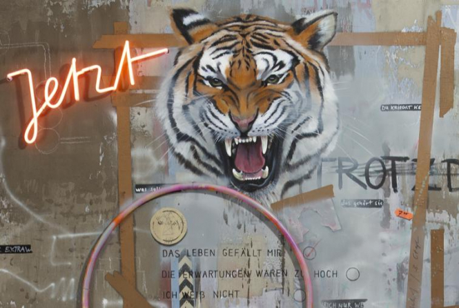Malerei von Suscha Korte, Motive: Neonschrift, Tiger, Reifen, Trotzdem
