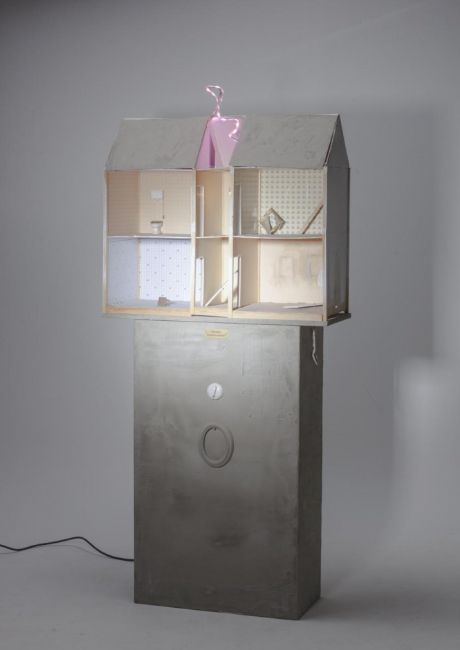 Ein Kunstobjekte von Suscha Korte, miniatur Haus auf Sockel