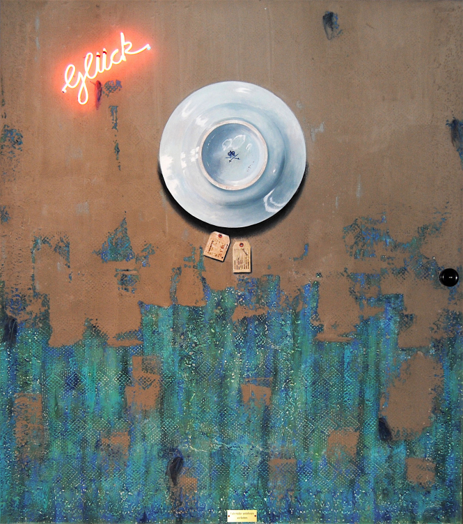 Malerei auf Leinwand von Suscha Korte, Motive: Teller, Neonschriftzug: Glück